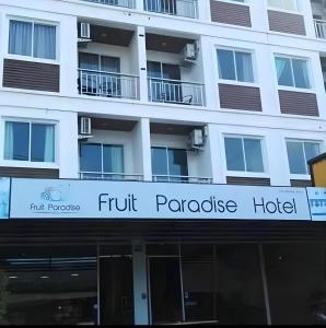 ein Gebäude mit einem Schild für ein Hotel in der Unterkunft 水果天堂旅馆Fruit Paradise in Patong Beach