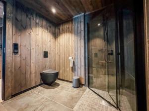 a bathroom with a toilet and a glass shower at Modern Mountain Cabin - 3 Bedrooms - Sleeps 7 in Torpo +42 photos