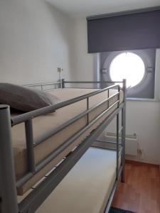 Ένα ή περισσότερα κρεβάτια σε δωμάτιο στο Zeezicht XVII - Modern apartment with terrace, view on pool T53