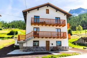 ein Haus in den Bergen mit Balkon in der Unterkunft La chambre d'Emilie - romantic room in Valtournenche + 18 Fotos