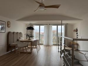 ein Wohnzimmer mit Esstisch und Deckenventilator in der Unterkunft ApartNaest Radeberg - vollausgestattete 1 - bis 4-Zimmer Apartments l 24h Zugang per Code l Check-in Anleitung über Posteingang l Parkplatz auf Anfrage l Frühstück optional in Radeberg