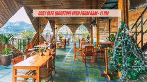 峰牙Green Riverside Cosy Home的餐厅拥有圣诞树和桌椅 更多73张照片