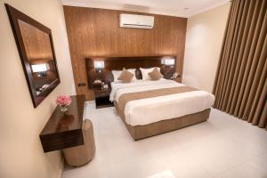 Giường trong phòng chung tại روزة الخليج للشقق المخدومة +19 ảnh