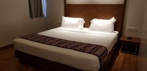 Postel nebo postele na pokoji v ubytování Hotel Leafio Marigold-Near Airport
