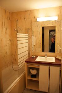 Kúpeľňa v ubytovaní Lagrange Grand Bleu Vacances – Résidence Les Jardins de Neptune