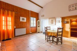 a dining room with a table and chairs at La Ruchaude Enchantée - Grand jardin et sauna in Chevillon +5 photos