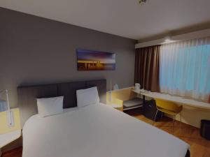 Cama ou camas em um quarto em ibis Hotel Köln Airport