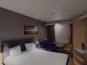 Cama ou camas em um quarto em ibis Hotel Köln Airport