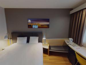 Cama ou camas em um quarto em ibis Hotel Köln Airport