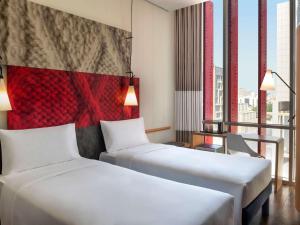 Een bed of bedden in een kamer bij ibis Doha
