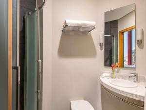 Een badkamer bij ibis Doha