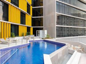 Het zwembad bij of vlak bij ibis Doha