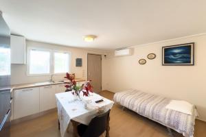 アルテミダにあるElena's Home Apt 1のキッチン(テーブル付)、