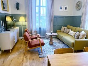 a living room with a couch and a table at Zur Linde in Sibiu