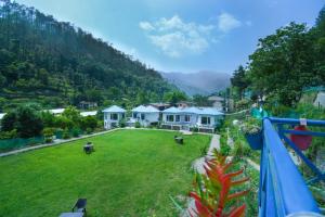 - une vue aérienne sur une maison avec une grande cour dans l'établissement Blossom Bliss Resort, à Bhimtal