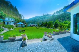 une maison avec vue sur une cour avec des plantes dans l'établissement Blossom Bliss Resort, à Bhimtal 37 autres photos
