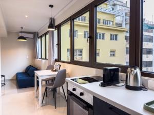 Η κουζίνα ή μικρή κουζίνα στο Brantouna Urban Vibes By ProLiving Hospitality