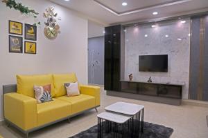 TV a/nebo společenská místnost v ubytování Amara Bari - 3BHK, Gachibowli, Hyderabad