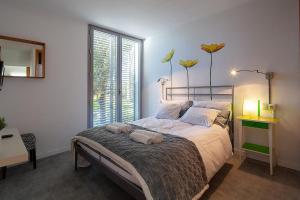 Ένα ή περισσότερα κρεβάτια σε δωμάτιο στο 1BR Apartment in the heart of nature near Seville with swimming pool and parking +37 φωτογραφίες