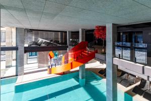 Bazén v ubytování Gold Palace SPA Resort Bukovel nebo v jeho okolí + 37 fotografií