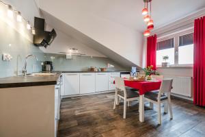 une cuisine avec une table et un chiffon rouge dans l'établissement Perugia Moxy TE&AM Old Town Parking gratis, à Cracovie