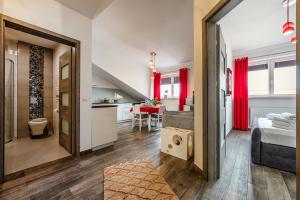 une chambre avec un lit et une cuisine avec une table dans l'établissement Perugia Moxy TE&AM Old Town Parking gratis, à Cracovie