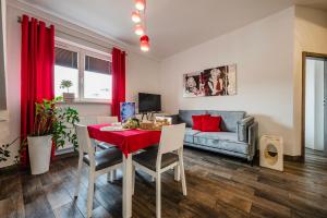 un salon avec une table et un canapé dans l'établissement Perugia Moxy TE&AM Old Town Parking gratis, à Cracovie 9 autres photos