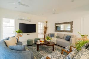 TV a/nebo společenská místnost v ubytování ELIVAAS Villa Paraiso 4 BHK with Pool & Bar