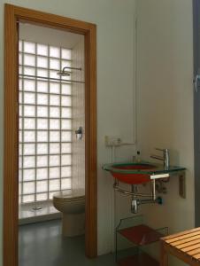 Un baño con lavabo e inodoro en Loft surrounded by nature next to Seville with swimming pool and parking, en Espartinas