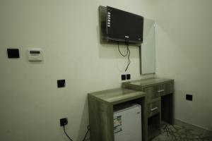Televiisor ja/või meelelahutuskeskus majutusasutuses Mila HOTEL MAKKAH