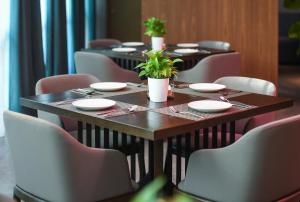 Posezení v ubytování Mehood Lestie International Hotel Nancun Wanbo Metro Station Branch - Free Shuttle Bus to Canton Fair Complex During Canton Fair Period & Free breakfast & Free afternoon tea & Free midnight snack & Free VPN Internet Access + 37 fotografií