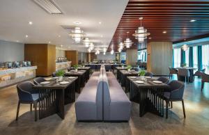 Restaurace v ubytování Mehood Lestie International Hotel Nancun Wanbo Metro Station Branch - Free Shuttle Bus to Canton Fair Complex During Canton Fair Period & Free breakfast & Free afternoon tea & Free midnight snack & Free VPN Internet Access