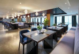 Restaurace v ubytování Mehood Lestie International Hotel Nancun Wanbo Metro Station Branch - Free Shuttle Bus to Canton Fair Complex During Canton Fair Period & Free breakfast & Free afternoon tea & Free midnight snack & Free VPN Internet Access