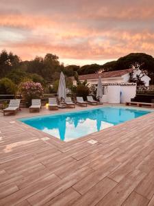 una gran piscina con terraza de madera en La Finca de Véro, en Barbate
