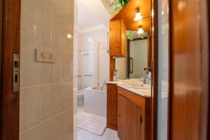 un bagno con lavandino, vasca e WC di Casa Molinari a Limone Piemonte