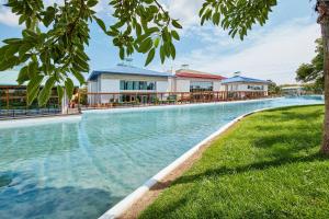 una gran piscina con edificios en el fondo en PortAventura Hotel Caribe - Includes PortAventura Park Tickets, en Salou