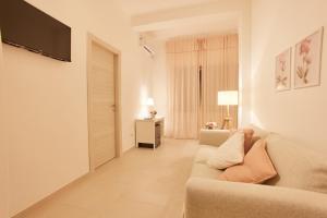 a living room with a couch and a television at Villa Vera in Salerno