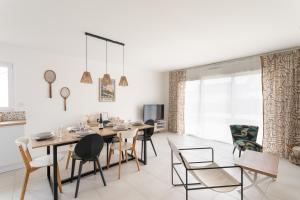 a dining room with a table and chairs at La Belle de Fréhel - Jolie maison avec jardin in Frehel