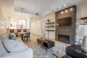 een woonkamer met een witte bank en een open haard bij Suncadia Trailhead 2 Pet Friendly Condo 111 in Cle Elum