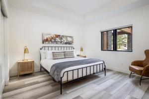 een slaapkamer met een bed, een stoel en een raam bij Suncadia Trailhead 2 Pet Friendly Condo 111 in Cle Elum +10 foto's