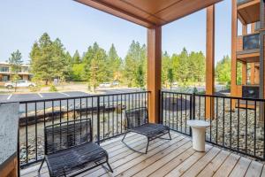 een balkon met 2 stoelen en uitzicht op een straat bij Suncadia Trailhead 2 Pet Friendly Condo 111 in Cle Elum