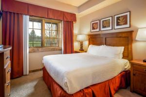 een slaapkamer met een groot bed en een raam bij Suncadia Trailhead 1 Pet Friendly Condo 102 in Cle Elum +10 foto's