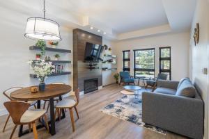 een woonkamer met een bank en een tafel bij Suncadia Trailhead 2 Condo 215 in Cle Elum