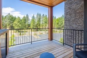 een balkon met uitzicht op de bossen bij Suncadia Trailhead 2 Condo 215 in Cle Elum