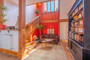 sala de estar con sofá y pared roja en Belle villa basque, en Anglet