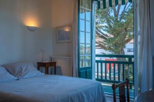 1 dormitorio con 1 cama junto a una ventana grande en Belle villa basque, en Anglet