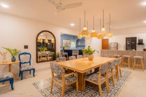 Η κουζίνα ή μικρή κουζίνα στο ELIVAAS Villa Paraiso 4 BHK with Pool & Bar