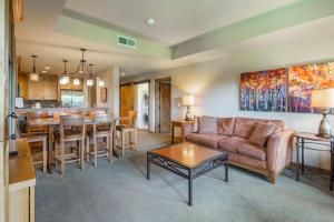 een woonkamer met een bank en een tafel bij Suncadia Trailhead 1 Condo 303 in Cle Elum