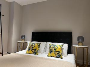 Comfortable room in a luxurious apt with parking in Blackheath 객실 침대