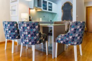 カニコにあるGuestReady - Ocean-View Retreat in Caniçoのキッチン(テーブル、椅子2脚付)